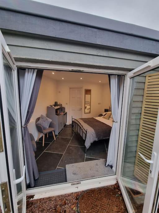 شقة The Den - A Modern, Quirky, Self Contained Unit براونتون المظهر الخارجي الصورة
